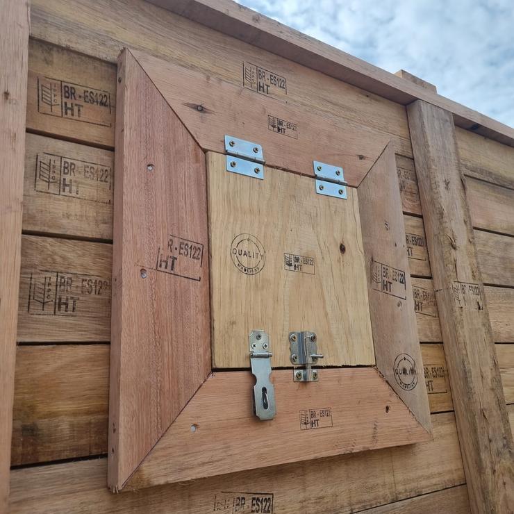 caixa de madeira com janela de visita